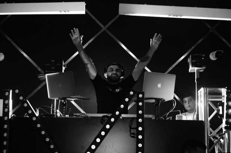 איך בוחרים די ג'יי לחתונה- המדריך המלא